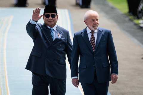 Presiden Prabowo Subianto bersama Presiden Brasil Luiz Inacio Lula da Silva memeriksa barisan kehormatan sebelum pertemuan bilateral mereka di Istana Kepresidenan Jakarta, Kamis (23/10/2025).