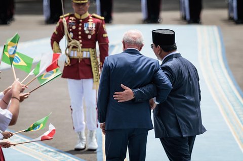 Presiden Prabowo Subianto bersama Presiden Brasil Luiz Inacio Lula da Silva  usai memeriksa barisan kehormatan sebelum pertemuan bilateral mereka di Istana Kepresidenan Jakarta, Kamis (23/10/2025).