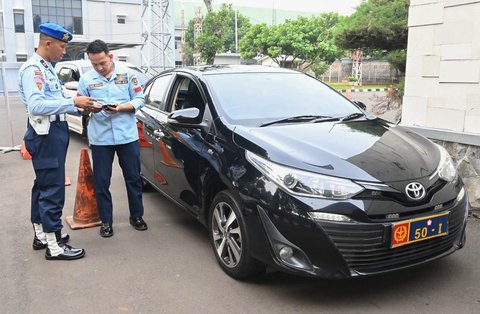 Personil Pomau Komando Operasi Udara Nasional (Koopsudnas) saat menggelar operasi penegakkan ketertiban (Gaktib) bagi prajurit di lingkungan Makoopsudnas, Rabu (22/10/2025).