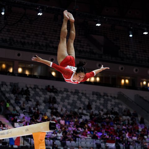 Pesenam putri Indonesia Salsabilla Hadi Pamungkas dan Alarice Mallica Prakoso di Kejuaraan Dunia Gimnastik 2025 di Indonesia Arena, Jakarta, Selasa (21/10/2025).