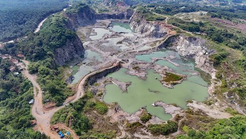 Area tambang galian C yang berhenti beroperasi di wilayah Sudamanik, Gorowong, Parung Panjang, Kabupaten Bogor, Jawa Barat, Kamis  (23/10/2025).
