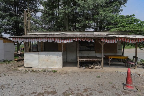 Warung-warung pada area tambang galian C yang tutup di wilayah Sudamanik, Gorowong, Parung Panjang, Kabupaten Bogor, Jawa Barat, Kamis  (23/10/2025).