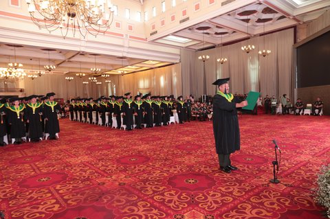 Kasad Jenderal Maruli Simanjuntak Memimpin Wisuda STHM 2025