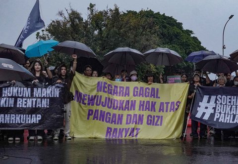Aktivis dari sejumlah organisasi masyarakat sipil saat mengikuti Aksi Kamisan ke-883 di depan Istana Merdeka, Jakarta, pada Kamis, (23/10/2025).