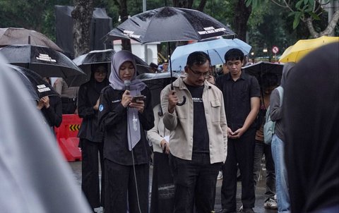 Aktivis dari sejumlah organisasi masyarakat sipil saat mengikuti Aksi Kamisan ke-883 di depan Istana Merdeka, Jakarta, pada Kamis, (23/10/2025).