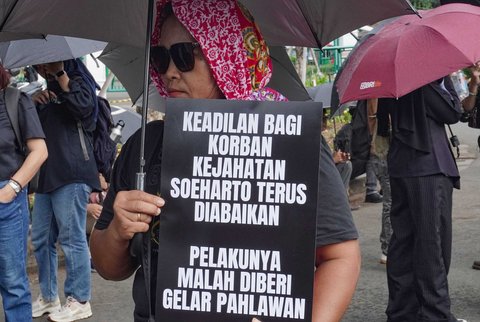 Aktivis dari sejumlah organisasi masyarakat sipil saat mengikuti Aksi Kamisan ke-883 di depan Istana Merdeka, Jakarta, pada Kamis, (23/10/2025).