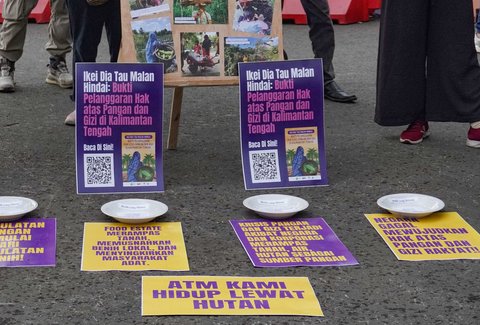 Aktivis dari sejumlah organisasi masyarakat sipil saat mengikuti Aksi Kamisan ke-883 di depan Istana Merdeka, Jakarta, pada Kamis, (23/10/2025).