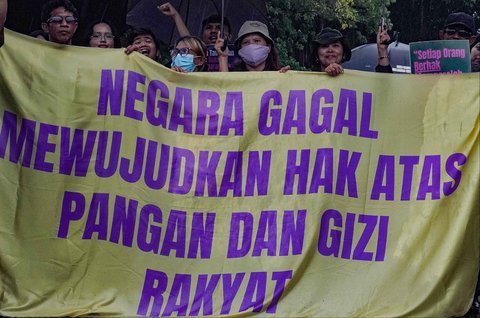 Aktivis dari sejumlah organisasi masyarakat sipil saat mengikuti Aksi Kamisan ke-883 di depan Istana Merdeka, Jakarta, pada Kamis, (23/10/2025).