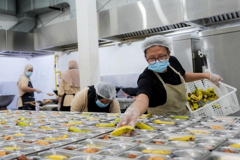 Kegiatan Mitra Dapur SPPG Segi Antara menyiapkan makan bergizi gratis untuk dikirim ke sekolah-sekolah di wi layah Kota Depok. (Liputan6.com/Dicky Agung Prihanto)