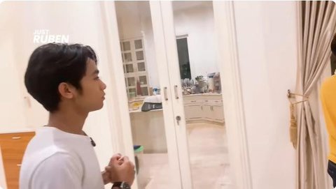 Potret rumah Ruben Onsu, di kamarnya terdapat tempelan doa sehari-hari. [YouTube: Just Ruben]