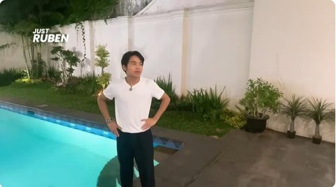 Potret rumah Ruben Onsu, di kamarnya terdapat tempelan doa sehari-hari. [YouTube: Just Ruben]