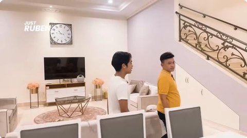 Potret rumah Ruben Onsu, di kamarnya terdapat tempelan doa sehari-hari. [YouTube: Just Ruben]