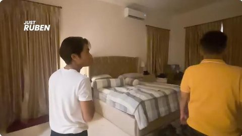 Potret rumah Ruben Onsu, di kamarnya terdapat tempelan doa sehari-hari. [YouTube: Just Ruben]