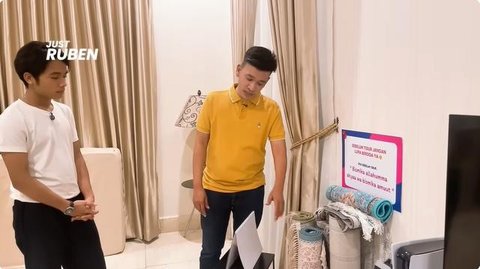 Potret rumah Ruben Onsu, di kamarnya terdapat tempelan doa sehari-hari. [YouTube: Just Ruben]