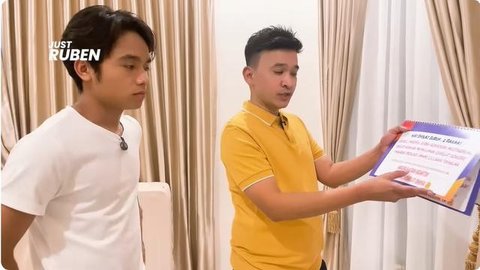 Potret rumah Ruben Onsu, di kamarnya terdapat tempelan doa sehari-hari. [YouTube: Just Ruben]