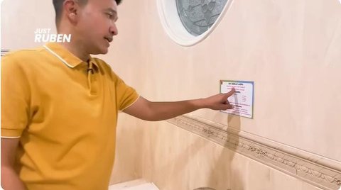 Potret rumah Ruben Onsu, di kamarnya terdapat tempelan doa sehari-hari. [YouTube: Just Ruben]