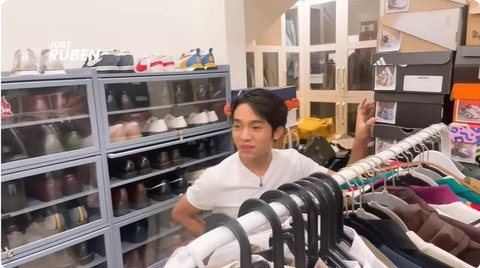 Potret rumah Ruben Onsu, di kamarnya terdapat tempelan doa sehari-hari. [YouTube: Just Ruben]
