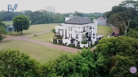 Potret Pagar dan Taman Rumah Prilly Latuconsina/Youtube/Prilly Latuconsina