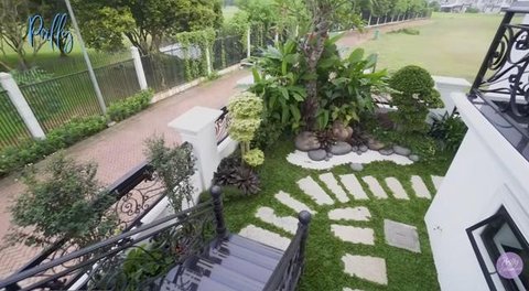 Potret Pagar dan Taman Rumah Prilly Latuconsina/Youtube/Prilly Latuconsina