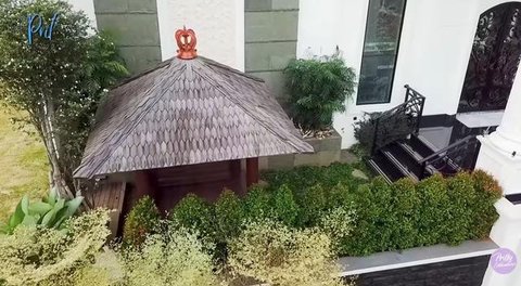 Potret Pagar dan Taman Rumah Prilly Latuconsina/Youtube/Prilly Latuconsina