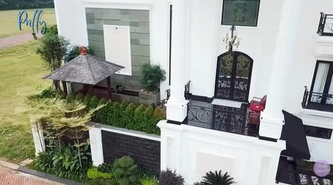 Potret Pagar dan Taman Rumah Prilly Latuconsina/Youtube/Prilly Latuconsina