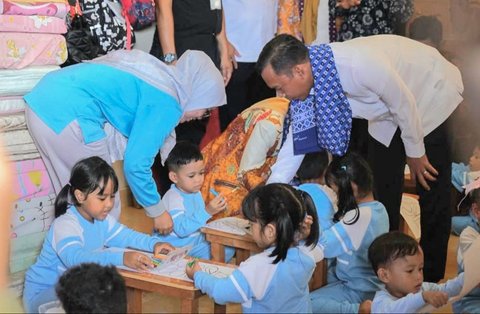 Menteri Kependudukan dan Pembangunan Keluarga/Kepala Badan Kependudukan dan Keluarga Berencana Nasional Wihaji saat berkunjung ke Taman Asuh Sayang Anak (Tamasya) TPA Asri, di Jalan Kuantan, Tanjungpinang, Kamis (23/10/2025).