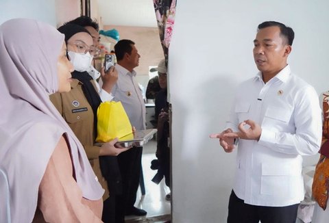 Menteri Kependudukan dan Pembangunan Keluarga/Kepala Badan Kependudukan dan Keluarga Berencana Nasional Wihaji saat berkunjung ke Satuan Pelayanan Pemenuhan Gizi (SPPG) di Tanjungpinang, Kamis (23/10/2025).