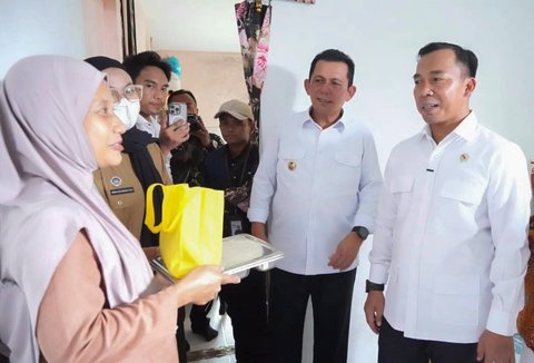 Menteri Kependudukan dan Pembangunan Keluarga/Kepala Badan Kependudukan dan Keluarga Berencana Nasional Wihaji saat berkunjung ke Satuan Pelayanan Pemenuhan Gizi (SPPG) di Tanjungpinang, Kamis (23/10/2025).