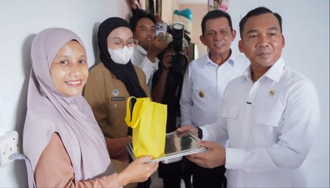 Menteri Kependudukan dan Pembangunan Keluarga/Kepala Badan Kependudukan dan Keluarga Berencana Nasional Wihaji saat berkunjung ke Satuan Pelayanan Pemenuhan Gizi (SPPG) di Tanjungpinang, Kamis (23/10/2025).