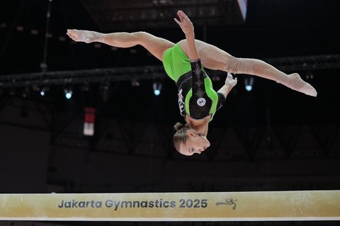Pesenam Rusia Angelina Melnikova Angelina Melnikova berlaga dalam nomor balok keseimbangan   pada final Kejuaraan Dunia Senam Artistik FIG ke-53 di Jakarta,  Kamis, (23/10/2025) malam.