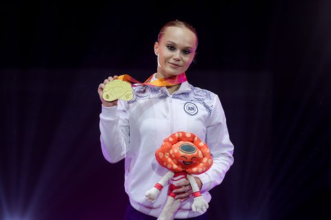 Pesenam Rusia Angelina Melnikova Angelina Melnikova Angelina Melnikova  saat meraih medali emas di  Kejuaraan Dunia Senam Artistik FIG ke-53 di Jakarta,  Kamis, (23/10/2025) malam.