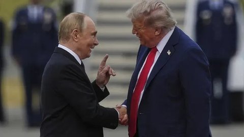 Presiden Donald Trump menyambut Presiden Rusia Vladimir Putin di Pangkalan Gabungan Elmendorf-Richardson, Alaska, Amerika Serikat, Jumat (15/8/2025). (Dok. AP/Julia Demaree Nikhinson)