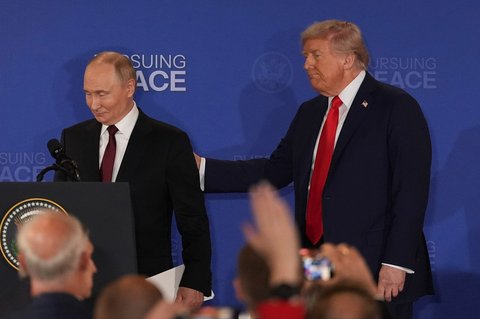 Presiden Donald Trump dan Presiden Rusia Vladimir Putin berbicara dalam konferensi pers di Pangkalan Gabungan Elmendorf-Richardson, Alaska, Jumat (15/08/2025) waktu setempat.