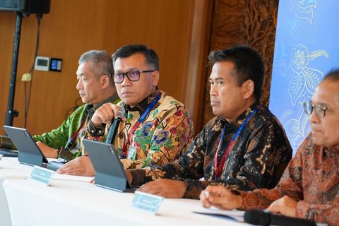 Direktur Utama BPJS Ketenagakerjaan, Pramudya Iriawan Buntoro (memegang Mic) dalam Indonesia Pension Fund Summit 2025