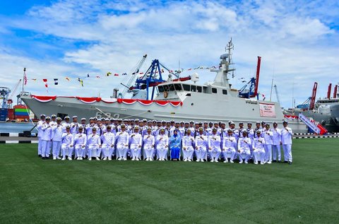 Kepala Staf Angkatan Laut Laksamana TNI Dr. Muhammad Ali bersama awak kapal berfoto  saat meresmikan kapal KRI Belati-622  di Dermaga Mako Kolinlamil, Jakarta Utara, Juymat (24/10/2025).