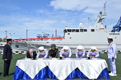 Kepala Staf Angkatan Laut Laksamana TNI Dr. Muhammad Ali saat meresmikan kapal perang KRI Belati-622  di Dermaga Mako Kolinlamil, Jakarta Utara, Juymat (24/10/2025).