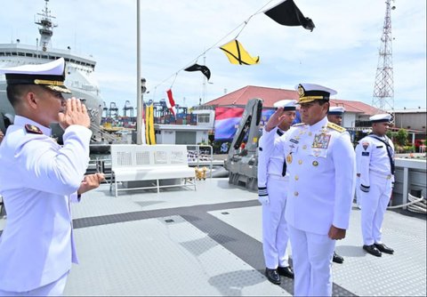 Kepala Staf Angkatan Laut Laksamana TNI Dr. Muhammad Ali saat meresmikan kapal perang KRI Belati-622  di Dermaga Mako Kolinlamil, Jakarta Utara, Juymat (24/10/2025).