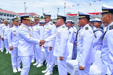 Kepala Staf Angkatan Laut Laksamana TNI Dr. Muhammad Ali saat meresmikan kapal perang KRI Belati-622  di Dermaga Mako Kolinlamil, Jakarta Utara, Juymat (24/10/2025).