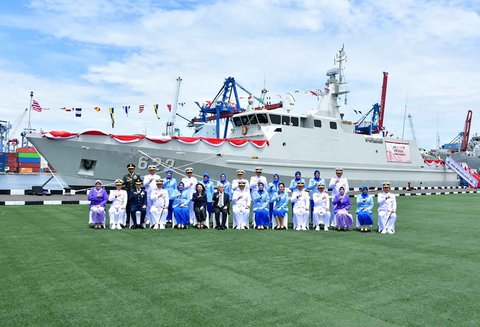 Kepala Staf Angkatan Laut Laksamana TNI Dr. Muhammad Ali bersaam jajaran TNI AL  berfoto  saat meresmikan kapal KRI Belati-622  di Dermaga Mako Kolinlamil, Jakarta Utara, Juymat (24/10/2025).