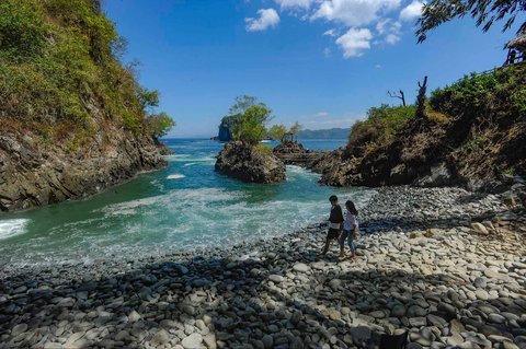 Aktivitas pengunjung di Lembah Batu Pawon di Dusun Nglumpang, Panggul, Trenggalek, Jawa Timur.