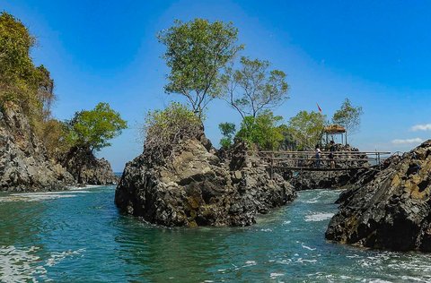 Aktivitas pengunjung di Lembah Batu Pawon di Dusun Nglumpang, Panggul, Trenggalek, Jawa Timur.