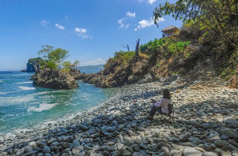 Aktivitas pengunjung di Lembah Batu Pawon di Dusun Nglumpang, Panggul, Trenggalek, Jawa Timur.