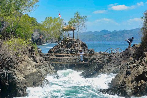 Aktivitas pengunjung di Lembah Batu Pawon di Dusun Nglumpang, Panggul, Trenggalek, Jawa Timur.