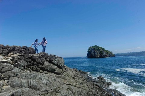 Aktivitas pengunjung di Lembah Batu Pawon di Dusun Nglumpang, Panggul, Trenggalek, Jawa Timur.