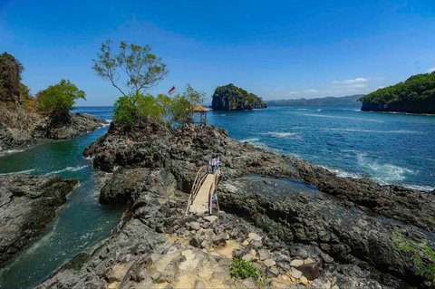 Aktivitas pengunjung di Lembah Batu Pawon di Dusun Nglumpang, Panggul, Trenggalek, Jawa Timur.