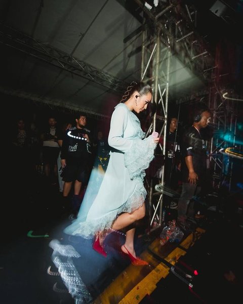 Potret prewedding Raisa dan Hamish Daud yang ikonik dan penuh romansa. [IG: @lovebynpm]