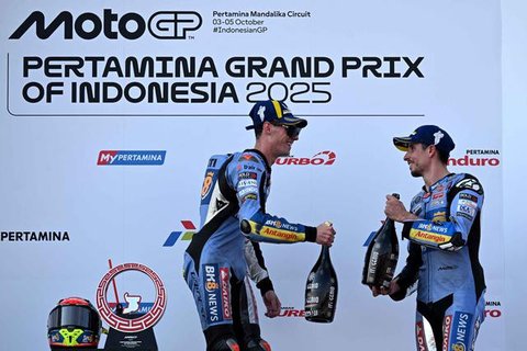 Pembalap Ducati Lenovo, Francesco Bagnaia, berhasil meraih podium juara pada sprint race MotoGP Jepang 2025 di Sirkuit Motegi, Sabtu (27/9/2025) pagi WIB. (AFP/Toshifumi KITAMURA)
