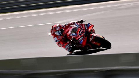 Pembalap Ducati Lenovo, Francesco Bagnaia, berhasil meraih podium juara pada sprint race MotoGP Jepang 2025 di Sirkuit Motegi, Sabtu (27/9/2025) pagi WIB. (AFP/Toshifumi KITAMURA)