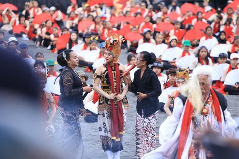 1.400 penari mengikuti prosesi sakral Meras Gandrung di Pantai Marina Boom