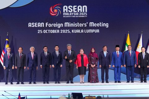 Dari kiri ke kanan: Menteri Luar Negeri Laos Thongsavanh Phomvihane, Sekretaris Tetap Kementerian Luar Negeri Myanmar U Hau Khan Sum, Sekretaris Tetap Luar Negeri Singapura Albert Chu, Menteri Luar Negeri Thailand Sihasak Phuangketkeow, Wakil Menteri Luar Negeri Vietnam Dang Hoang Giang, Menteri Luar Negeri Malaysia Mohamad Hasan, Menteri Luar Negeri Filipina Theresa Lazaro, perwakilan Brunei yang tidak disebutkan namanya, Menteri Luar Negeri Kamboja Prak Sokhonn, Menteri Luar Negeri Indonesia Sugiono, Menteri Luar Negeri Timor Leste Bendito dos Santos Freitas, dan Sekretaris Jenderal ASEAN Kao Kim Hourn berfoto bersama dalam pertemuan para menteri luar negeri ASEAN di Kuala Lumpur Convention Centre di Kuala Lumpur, Malaysia, Sabtu (25/10/2025).